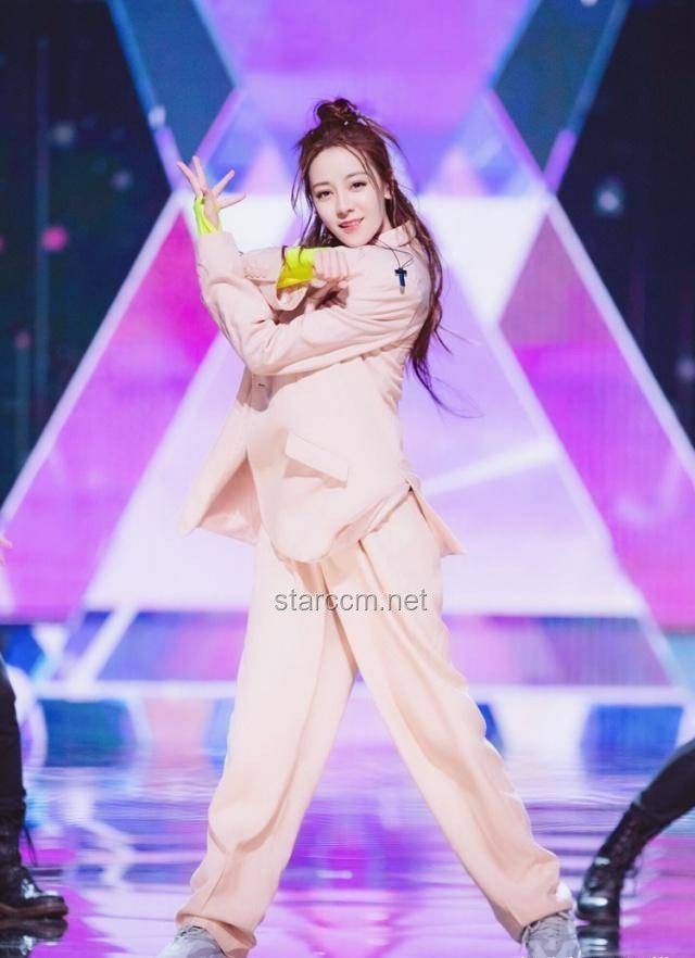 12秒感受迪丽热巴与明媚美的独特魅力对比